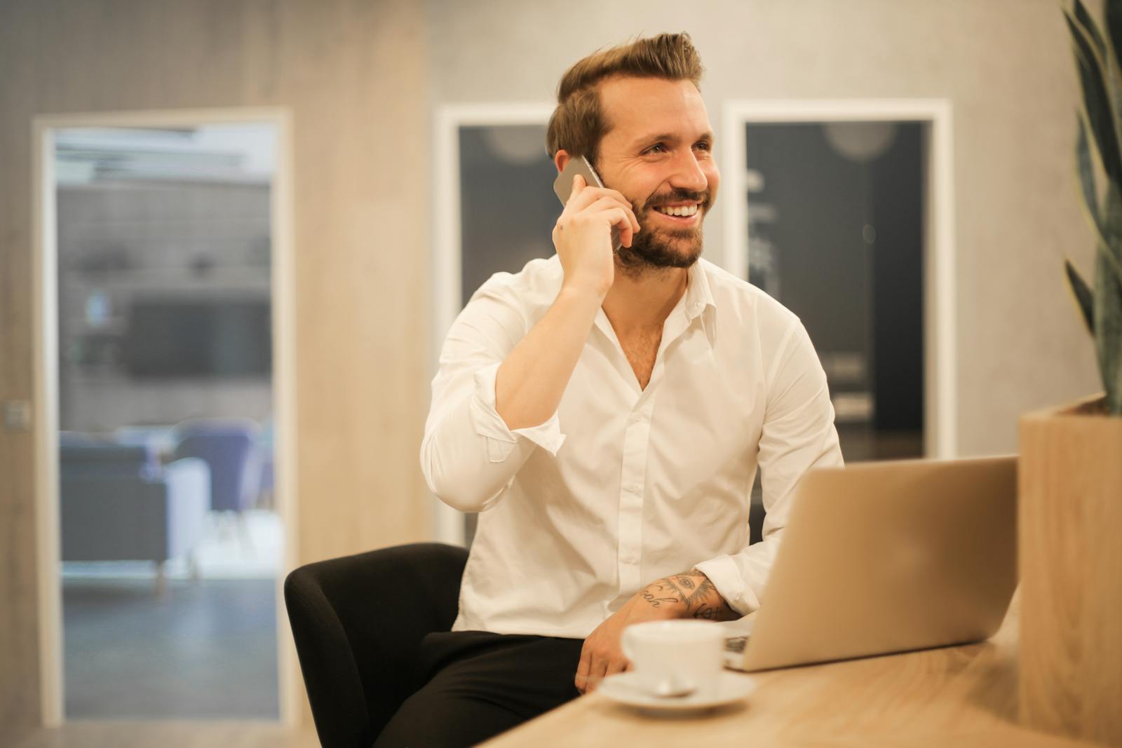 Profesional de atención al cliente con auriculares sonriendo
