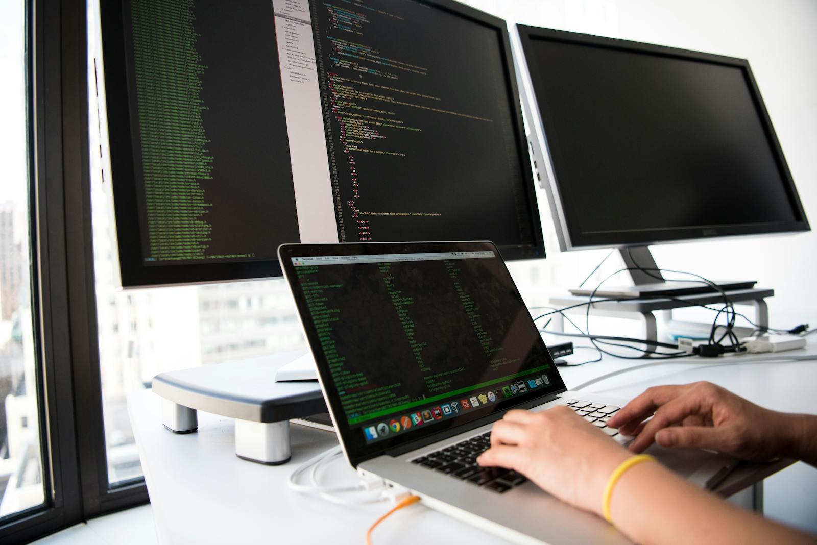 Ingeniera DevOps revisando infraestructura cloud en pantalla