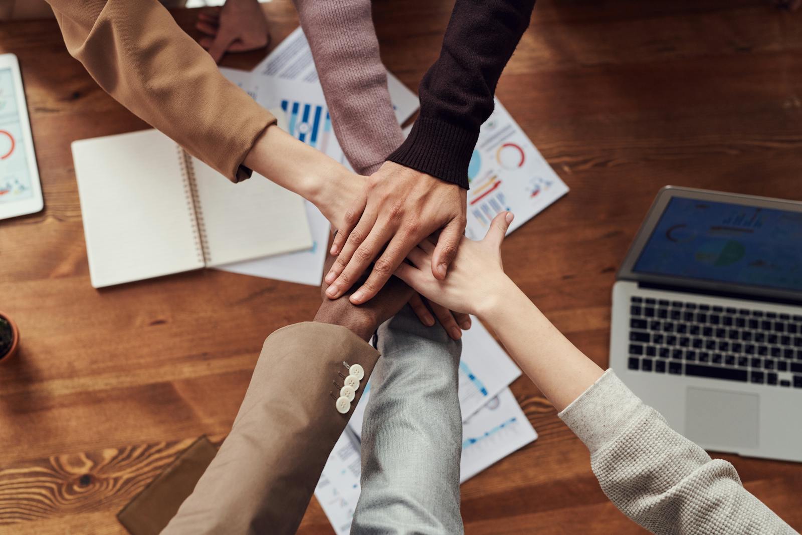 Consultor presentando estrategia tecnológica al equipo