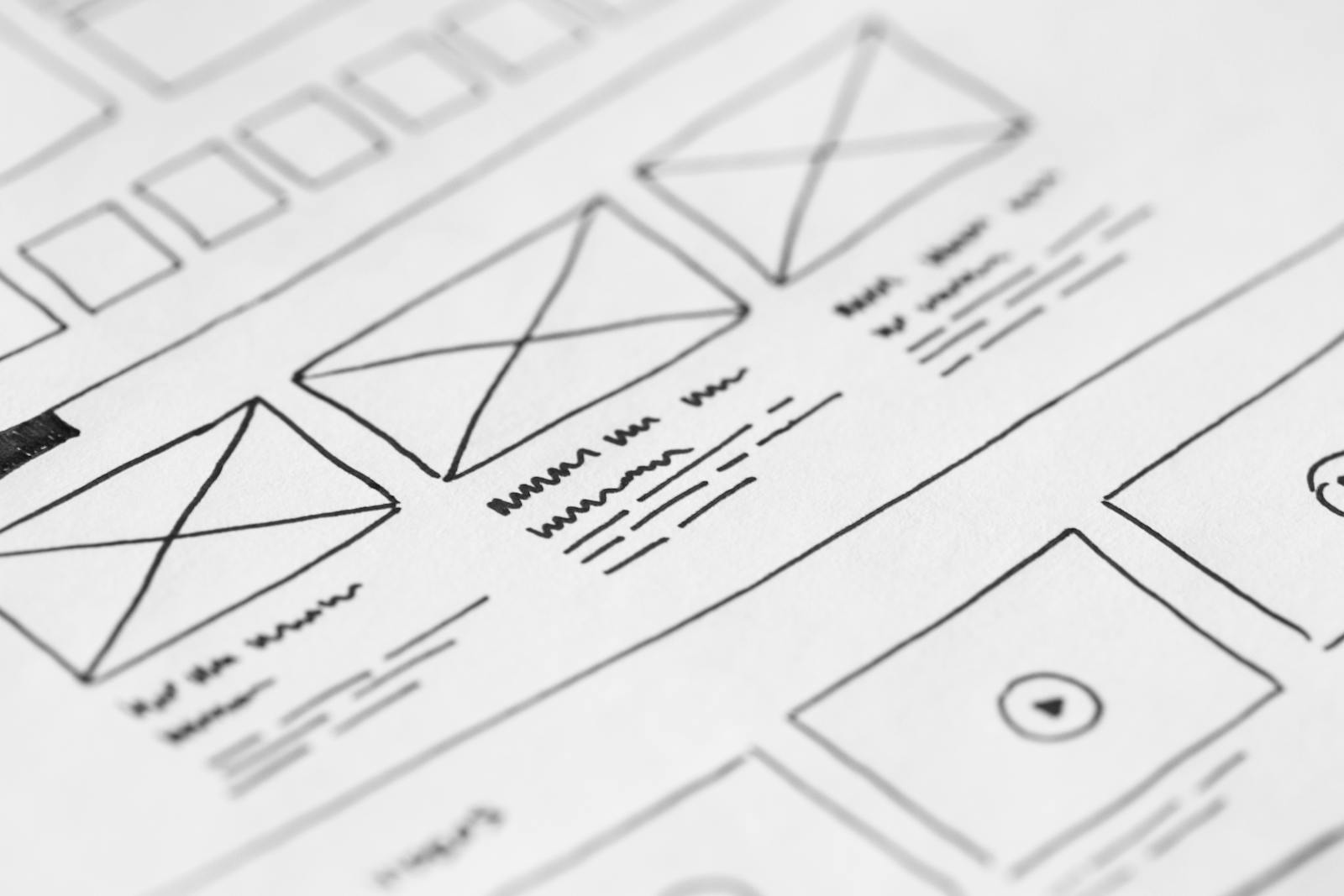 Diseñadora UX trabajando en wireframes en su escritorio